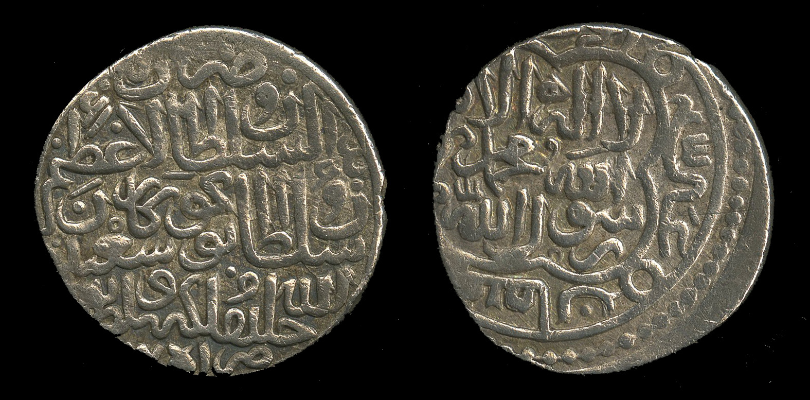 Front and back of a gold coin with Arabic script inscription.